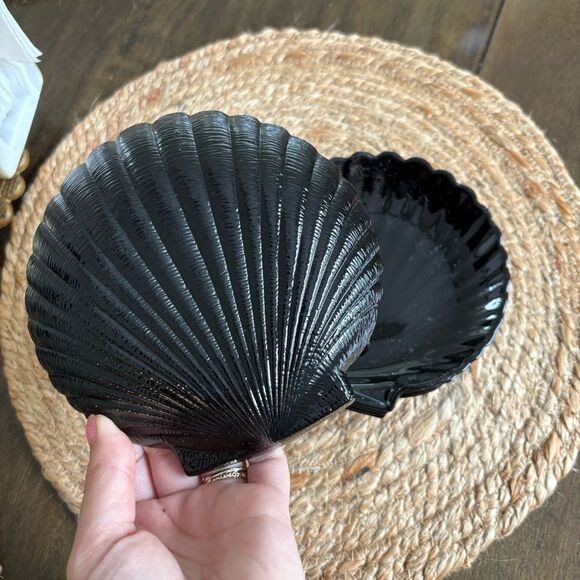 Vintage 1960s Arcoroc Coquillage Black Milk Glass Scallop Shell Plates - Picture 3 of 3